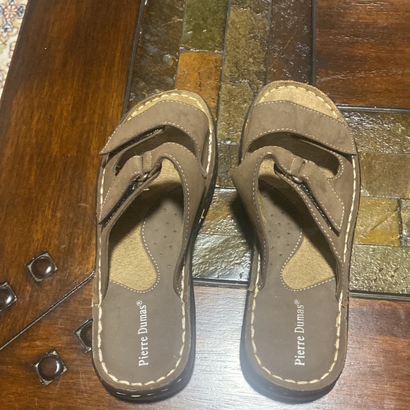 Brown Leather Pierre Dumas slippers size Seven (7) - Picture 2 of 5